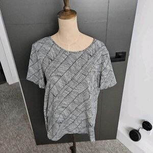 Le Lis Black and White Geometric Short Sleeve Top